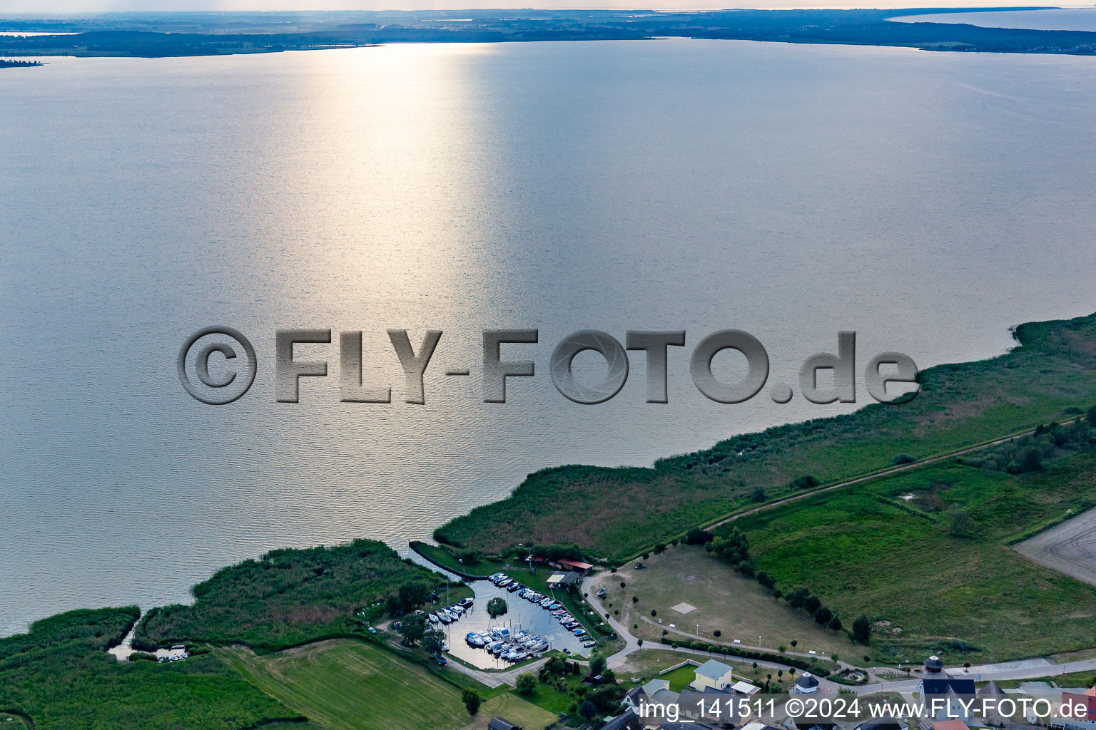 Photographie aérienne de Port de plaisance Loddin vers l'Achterwasser à Loddin dans le département Mecklembourg-Poméranie occidentale, Allemagne