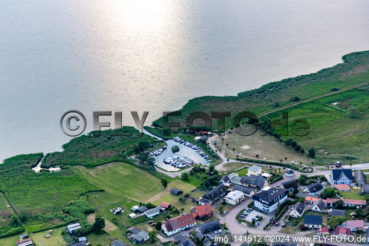 Vue oblique de Port de plaisance Loddin vers l'Achterwasser à Loddin dans le département Mecklembourg-Poméranie occidentale, Allemagne