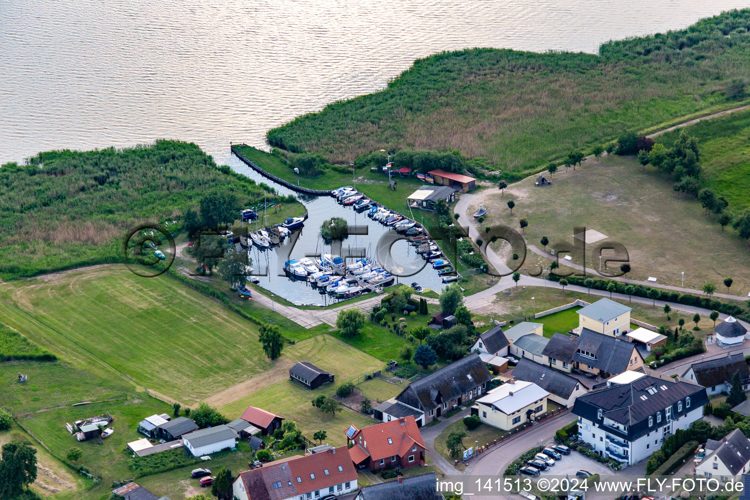 Port de plaisance Loddin vers l'Achterwasser à Loddin dans le département Mecklembourg-Poméranie occidentale, Allemagne d'en haut