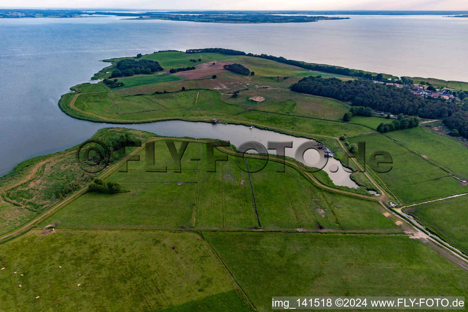 Vue aérienne de Loddiner Höft avec port de pêche à Loddin dans le département Mecklembourg-Poméranie occidentale, Allemagne