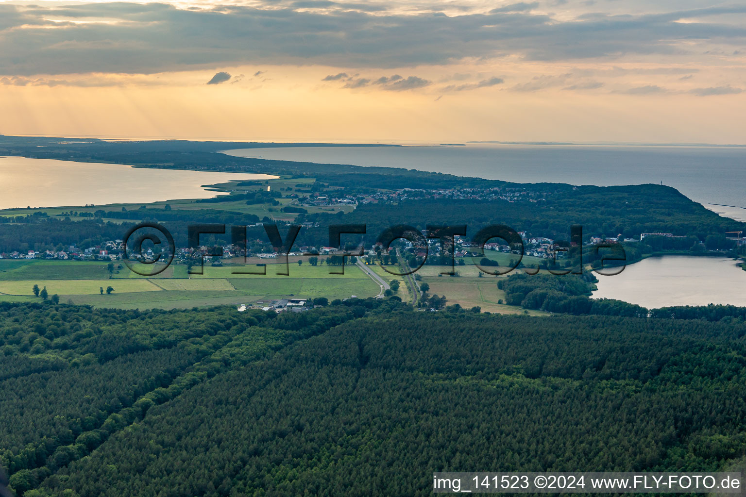 Vue aérienne de Du sud-est à le quartier Kölpinsee in Loddin dans le département Mecklembourg-Poméranie occidentale, Allemagne