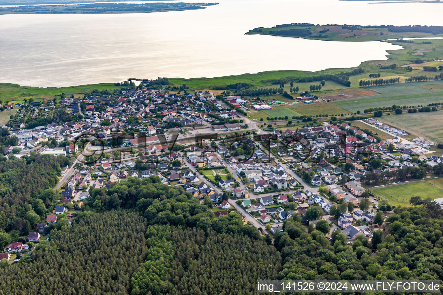 Vue aérienne de Village sur l'Achterwasser à Ückeritz dans le département Mecklembourg-Poméranie occidentale, Allemagne