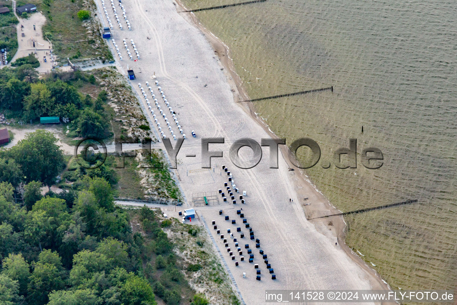 Vue aérienne de Chaises de plage sur la promenade de la station balnéaire de la mer Baltique Ückeritz à Ückeritz dans le département Mecklembourg-Poméranie occidentale, Allemagne