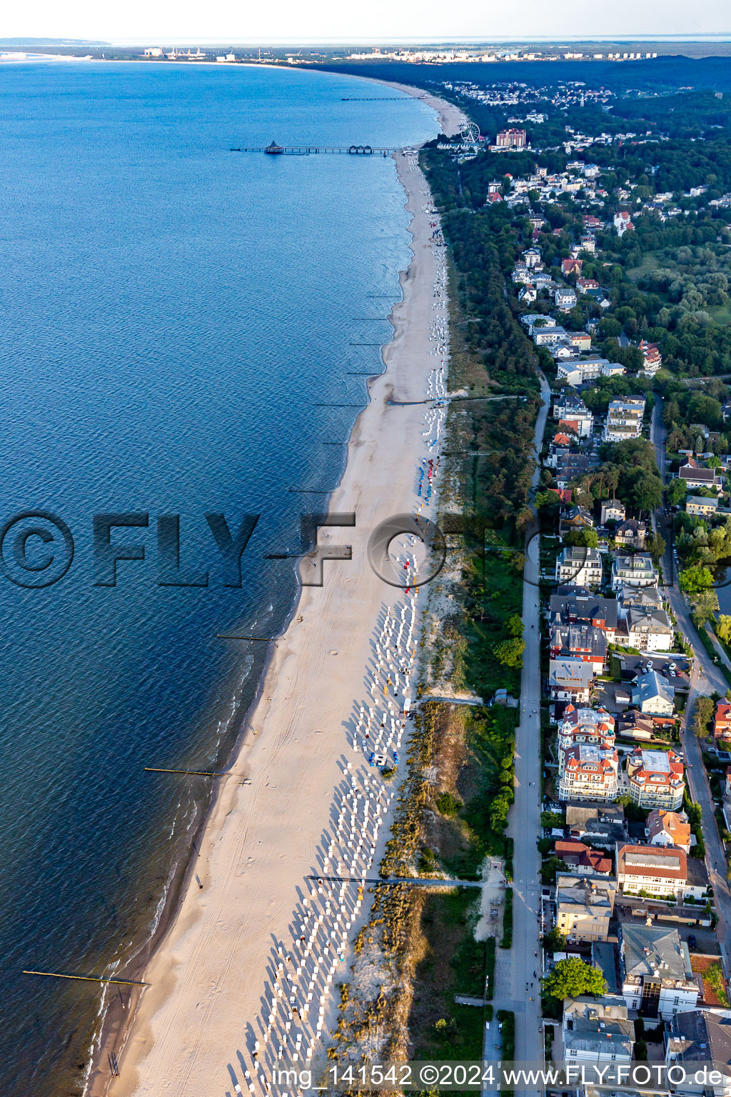 Vue aérienne de Plage de la mer Baltique le soir jusqu'à Świnoujście depuis le nord-ouest à Heringsdorf dans le département Mecklembourg-Poméranie occidentale, Allemagne