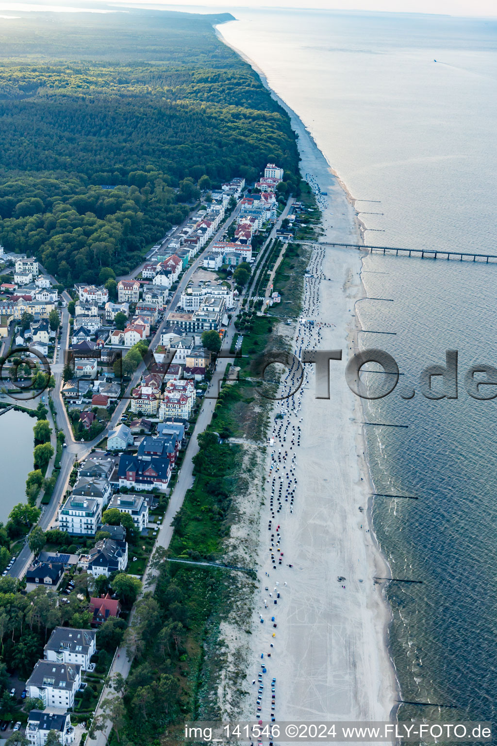 Vue aérienne de Plage de la mer Baltique le soir à le quartier Bansin in Heringsdorf dans le département Mecklembourg-Poméranie occidentale, Allemagne