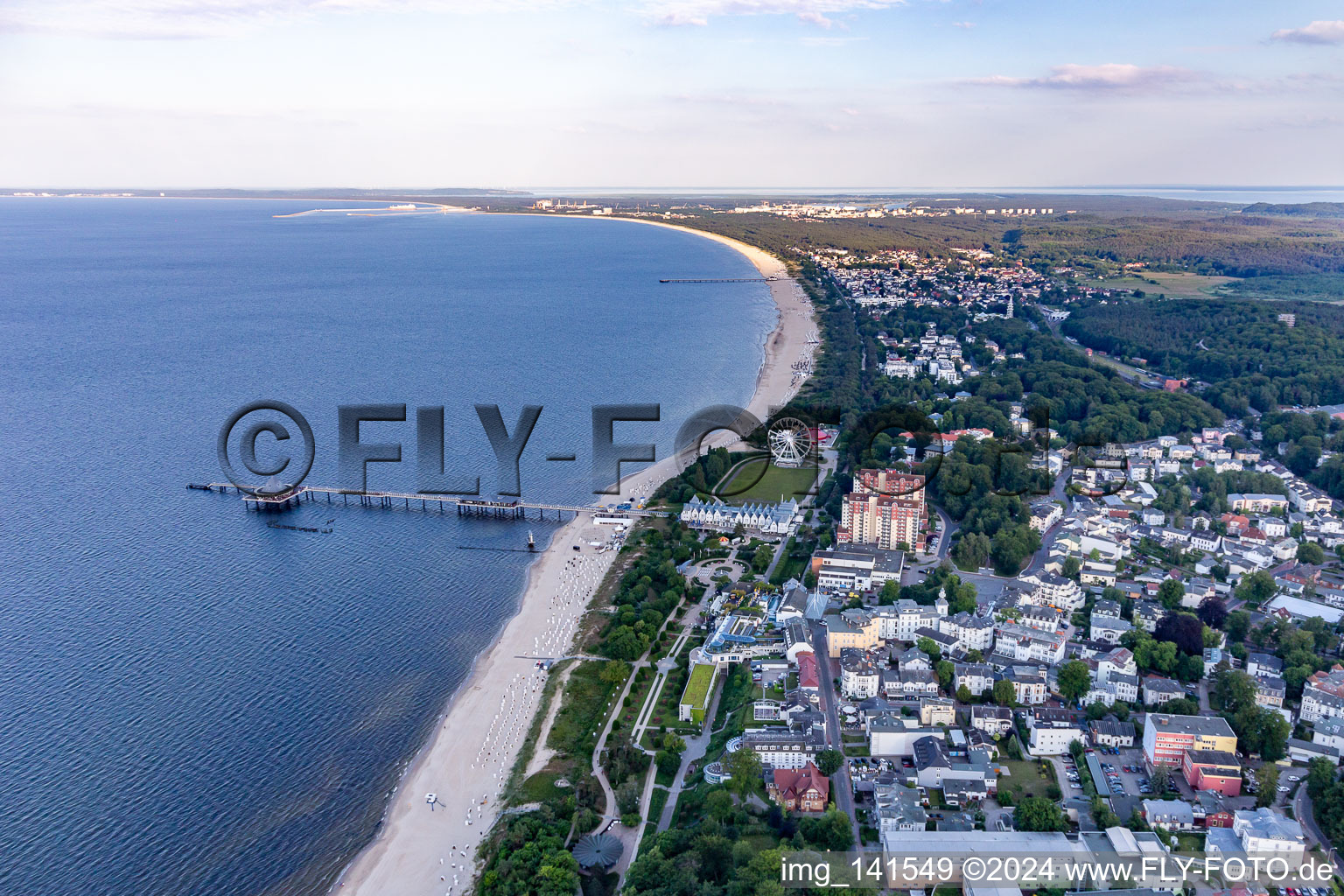 Vue aérienne de Plage de la mer Baltique à Świnoujście depuis le nord-ouest à Heringsdorf dans le département Mecklembourg-Poméranie occidentale, Allemagne