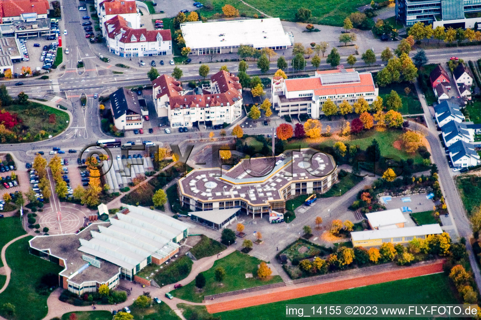Vue aérienne de École communautaire Pestalozzi à le quartier Graben in Graben-Neudorf dans le département Bade-Wurtemberg, Allemagne
