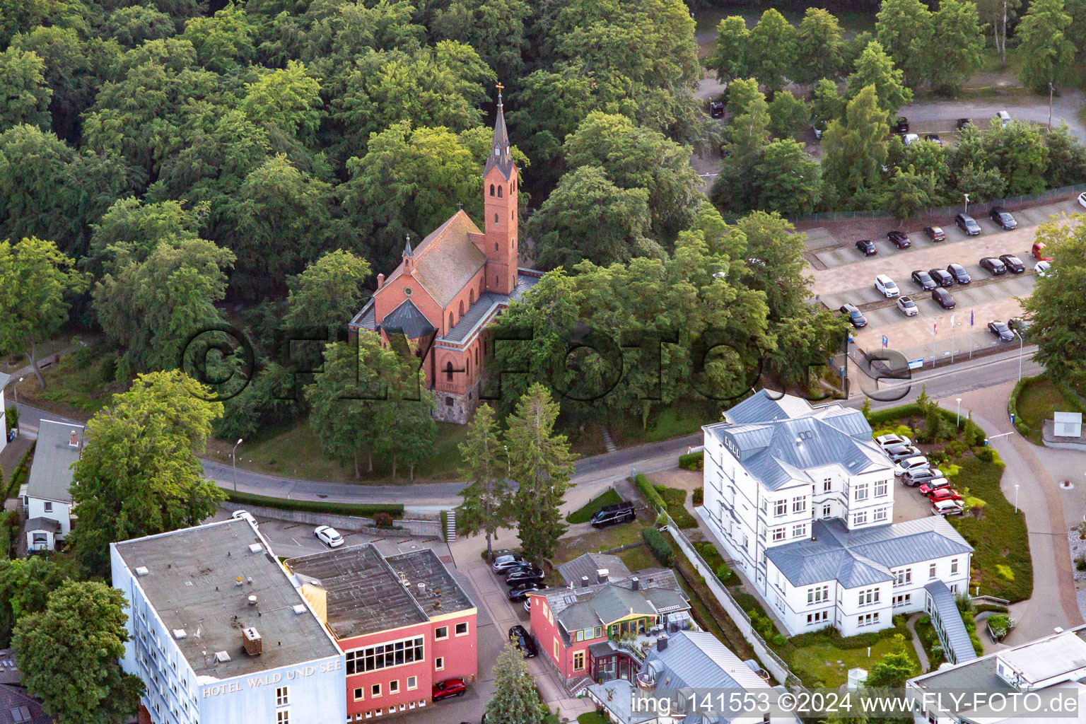 Vue aérienne de Église évangélique Seebad Heringsdorf à Heringsdorf dans le département Mecklembourg-Poméranie occidentale, Allemagne