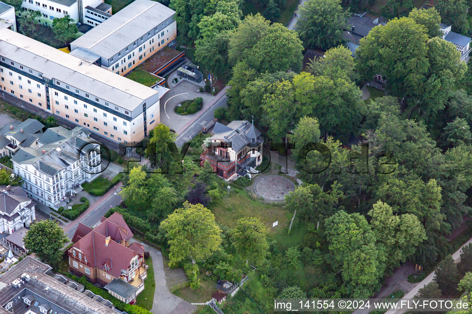 Vue aérienne de Villas de plage à l'architecture historique sur Kulmstr à Heringsdorf dans le département Mecklembourg-Poméranie occidentale, Allemagne