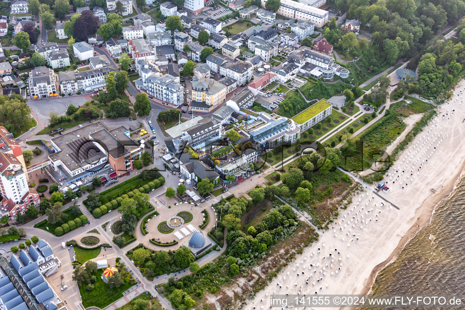 Vue aérienne de Promenade de la plage de Rosengarten Heringsdorf avec l'hôtel Kaiserhof Heringsdorf à Heringsdorf dans le département Mecklembourg-Poméranie occidentale, Allemagne