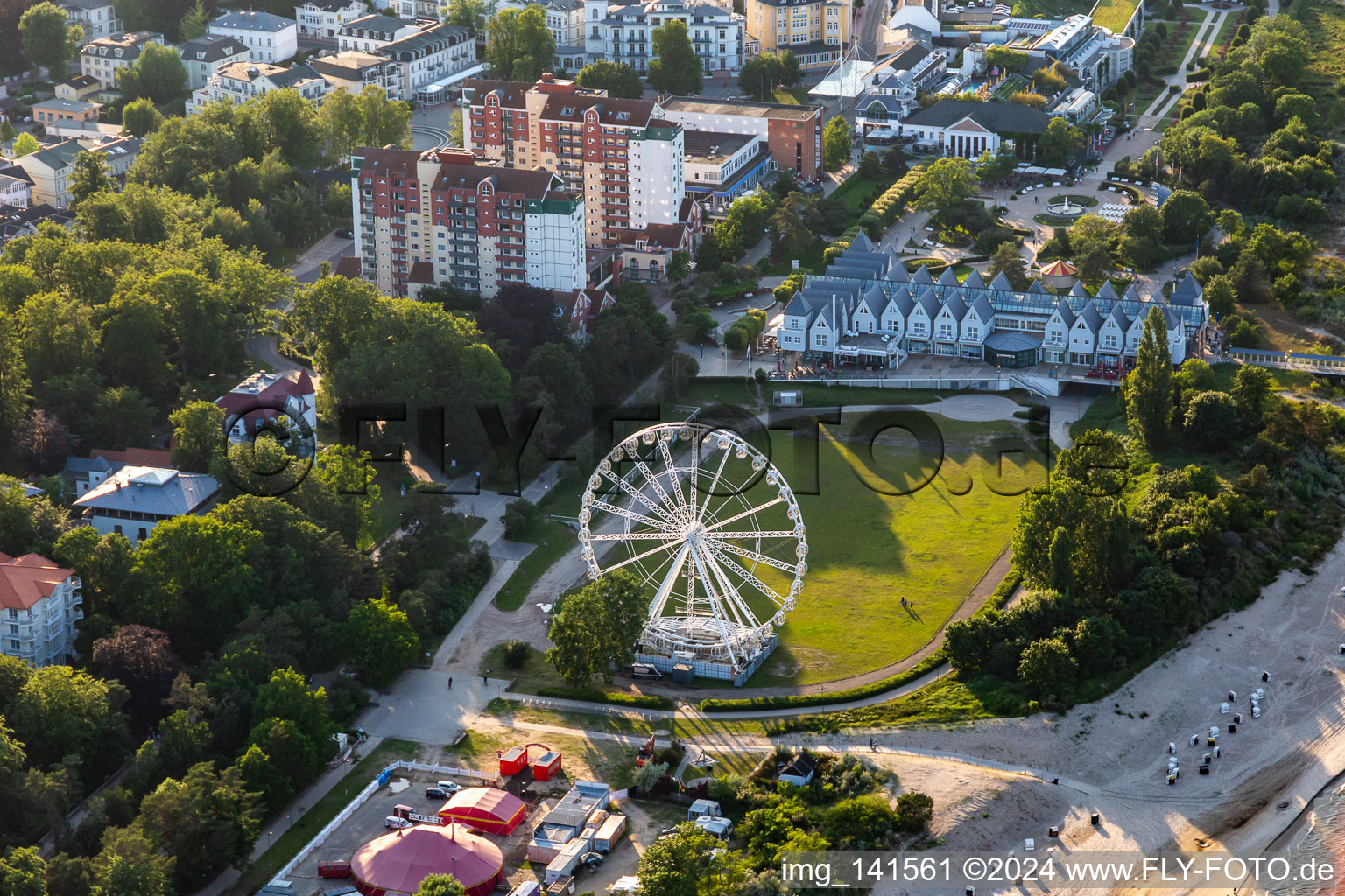 Vue aérienne de Grande roue Heringsdorf à Heringsdorf dans le département Mecklembourg-Poméranie occidentale, Allemagne