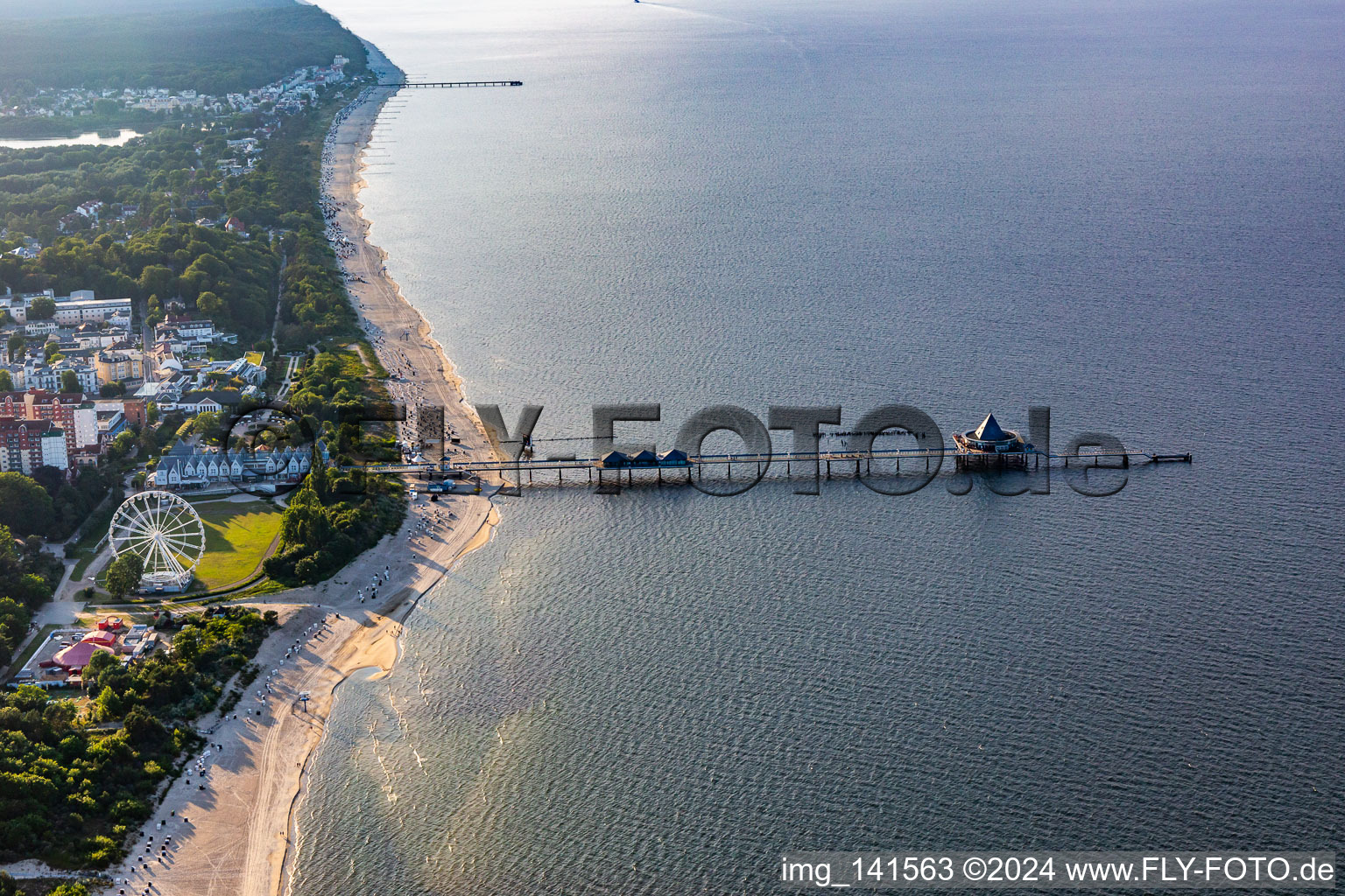 Vue aérienne de Grande roue Heringsdorf et jetée Heringsdorf : jetée de 508 m de long avec bancs couverts, éclairage, restaurant italien et vue panoramique sur la mer à Heringsdorf dans le département Mecklembourg-Poméranie occidentale, Allemagne