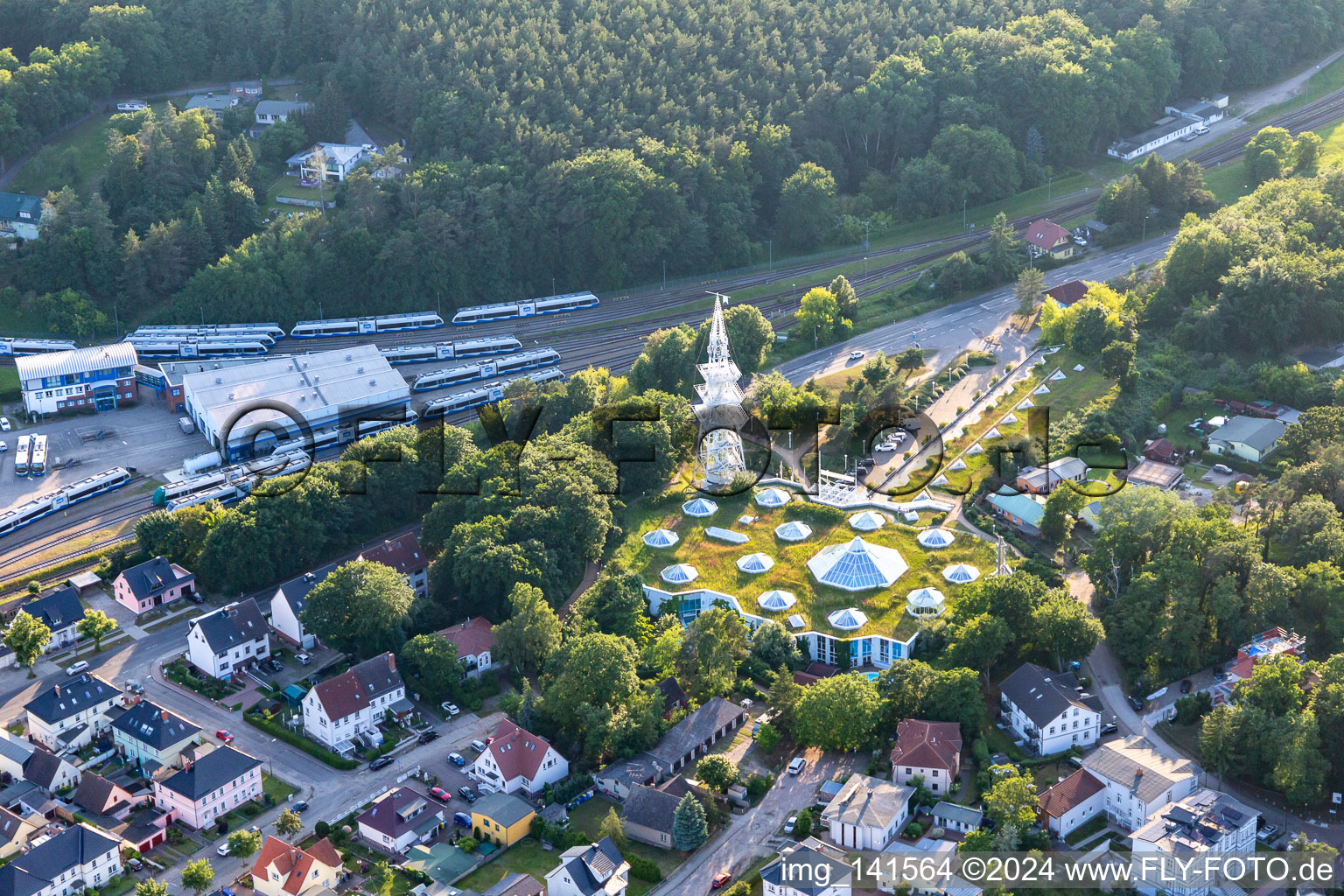 Vue aérienne de Tour d'observation de l'Ostseetherme à le quartier Ahlbeck U in Heringsdorf dans le département Mecklembourg-Poméranie occidentale, Allemagne