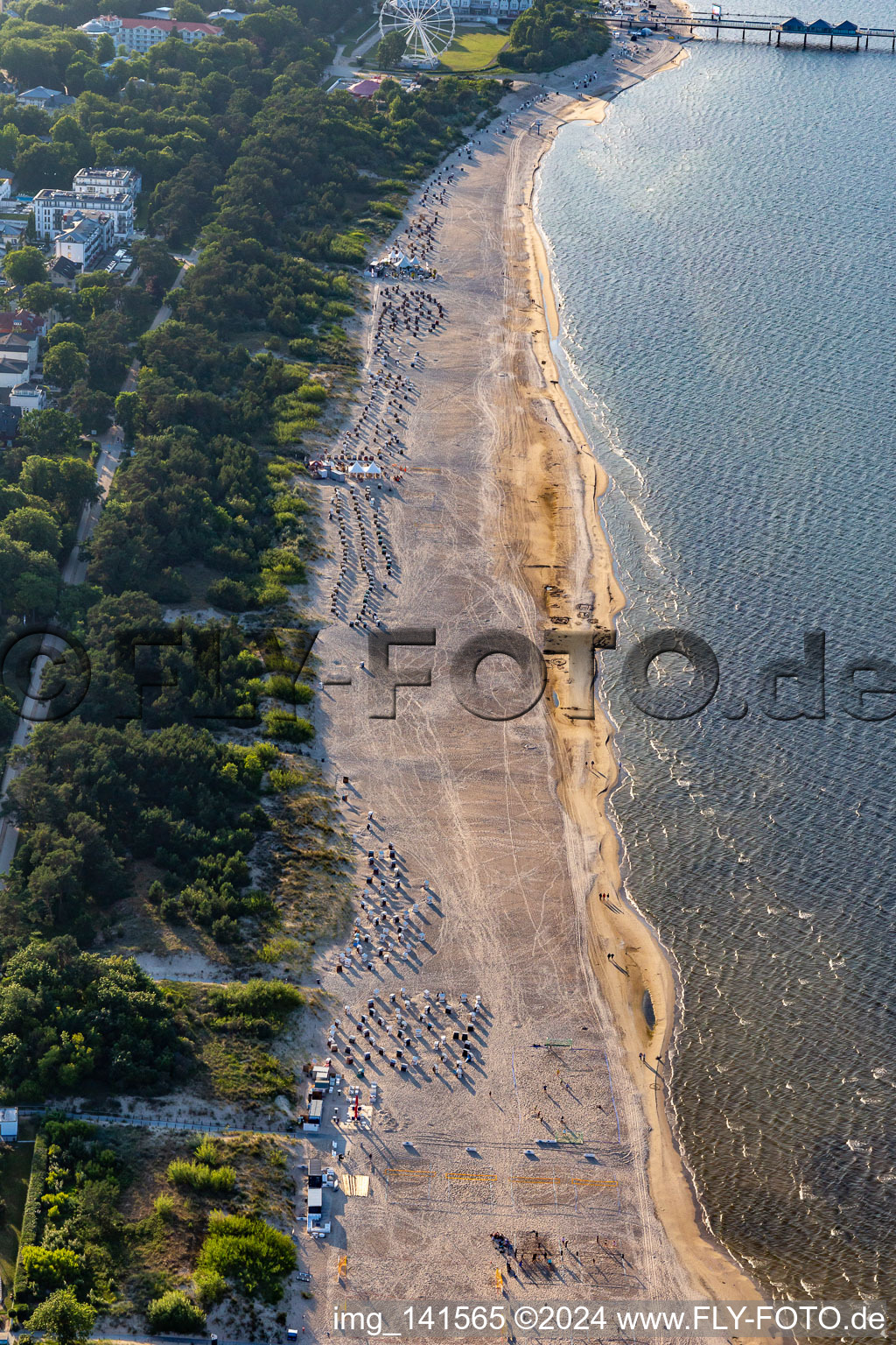 Vue aérienne de Plage sportive de Kaiserbäder à Heringsdorf dans le département Mecklembourg-Poméranie occidentale, Allemagne