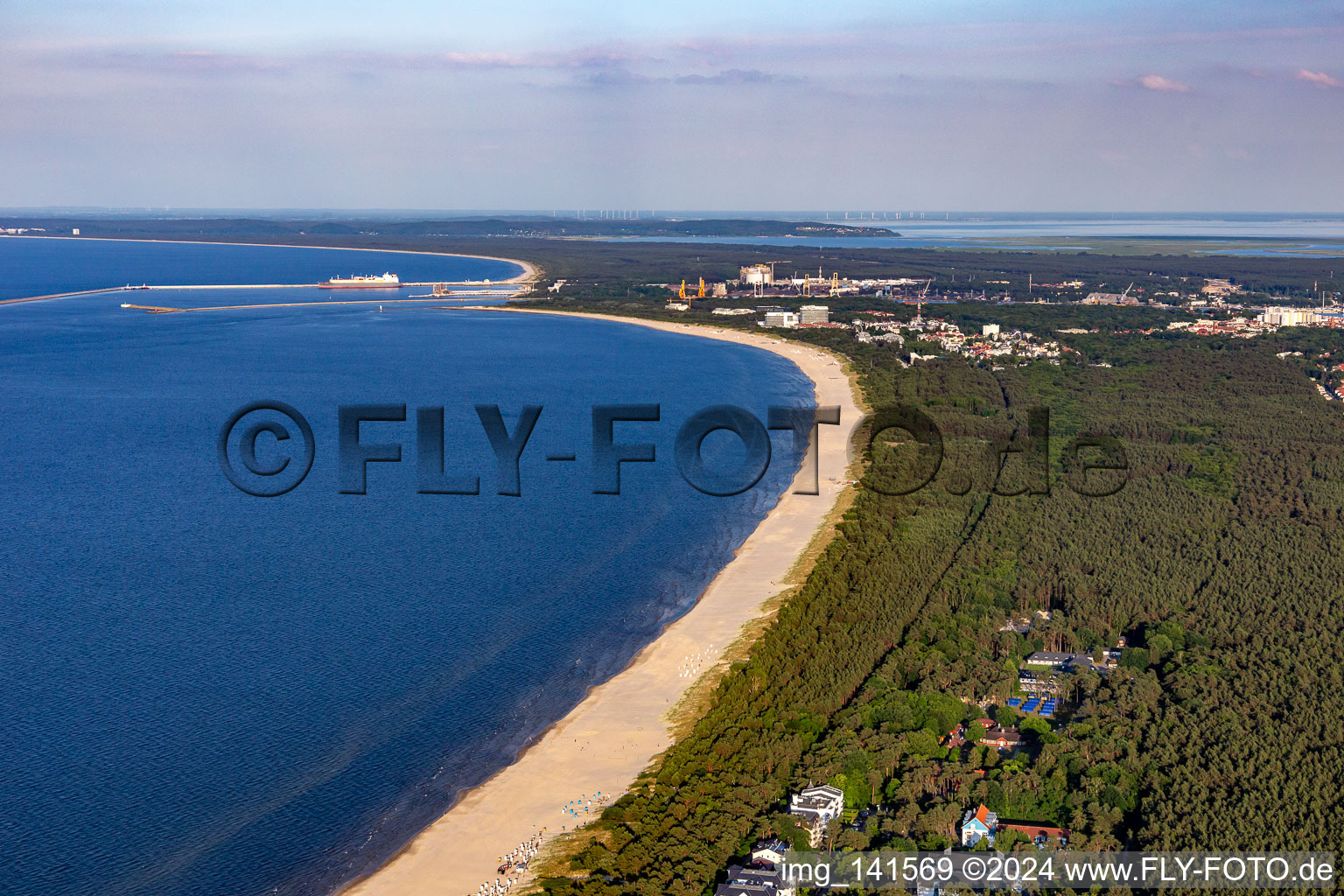 Vue aérienne de Plage frontalière d'Ahlbeck et port de la mer Baltique de Swinoujscie à le quartier Ahlbeck U in Heringsdorf dans le département Mecklembourg-Poméranie occidentale, Allemagne