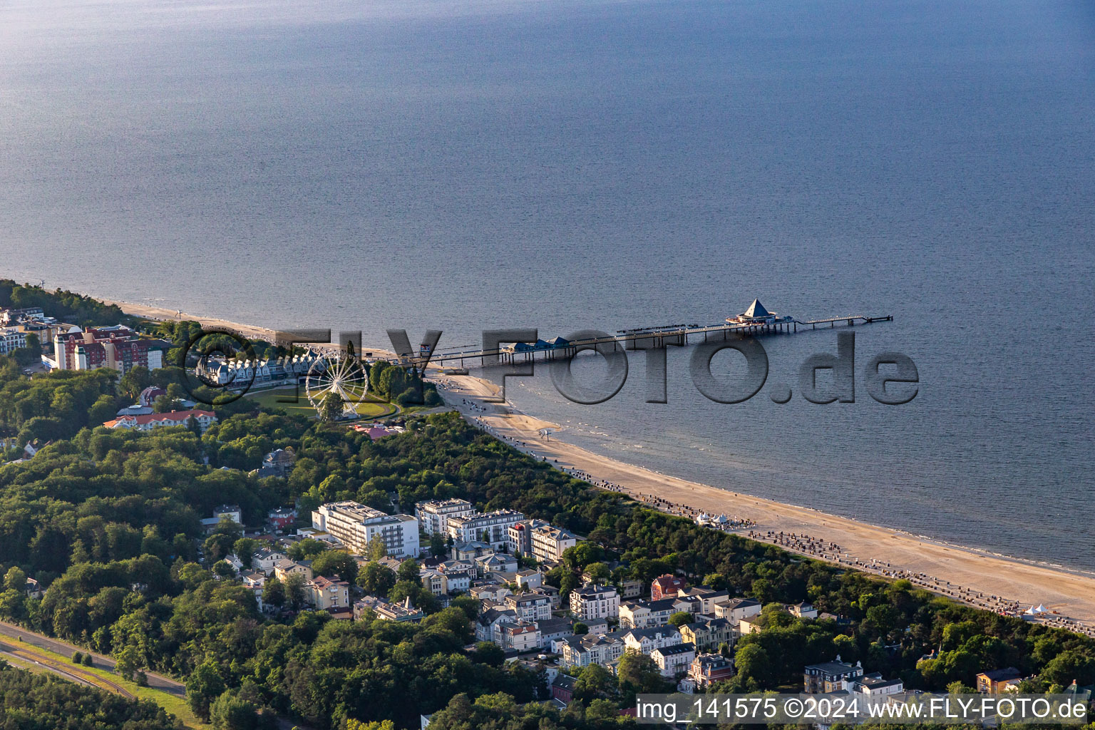 Vue aérienne de Jetée Heringsdorf : jetée de 508 m de long avec bancs couverts, éclairage, restaurant italien et vue mer panoramique à Heringsdorf dans le département Mecklembourg-Poméranie occidentale, Allemagne