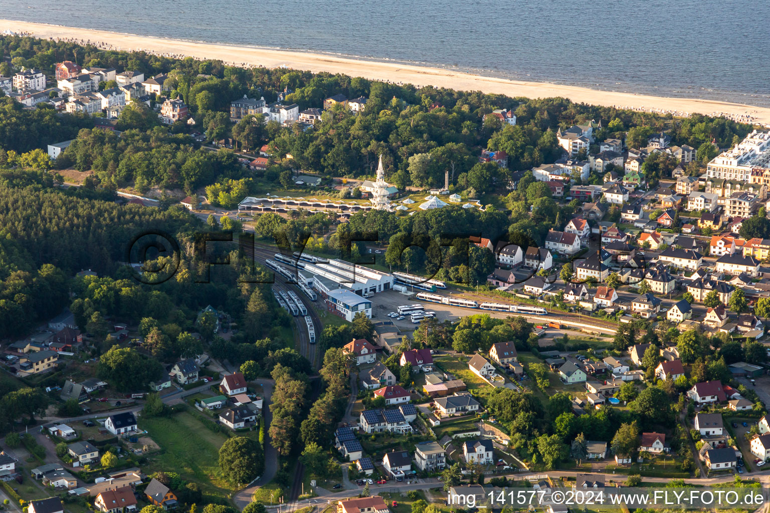 Vue aérienne de Tour d'observation de l'Ostseetherme à le quartier Ahlbeck U in Heringsdorf dans le département Mecklembourg-Poméranie occidentale, Allemagne