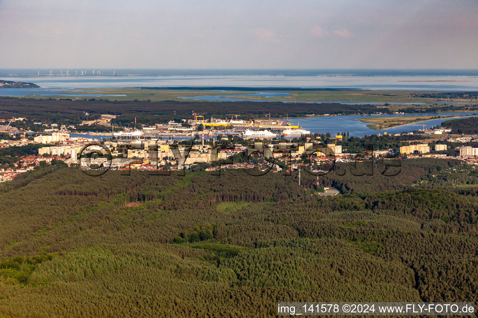 Vue aérienne de Du nord-ouest à Świnoujście dans le département Poméranie occidentale, Pologne