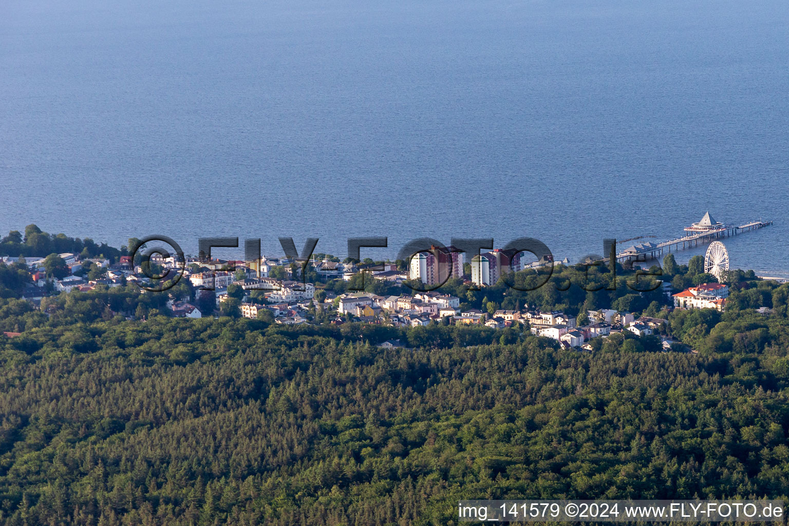 Vue aérienne de Hôtel spa à Heringsdorf et clinique de rééducation Usedom Ostseebad Heringsdorf devant la jetée Heringsdorf à Heringsdorf dans le département Mecklembourg-Poméranie occidentale, Allemagne