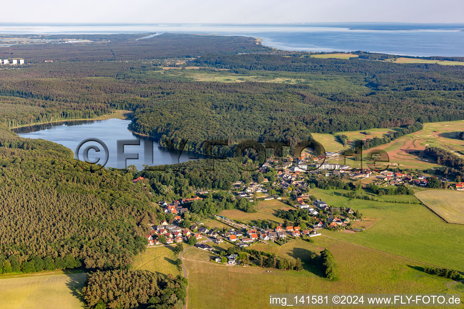 Vue aérienne de Village face au Wolgastsee à Korswandt dans le département Mecklembourg-Poméranie occidentale, Allemagne