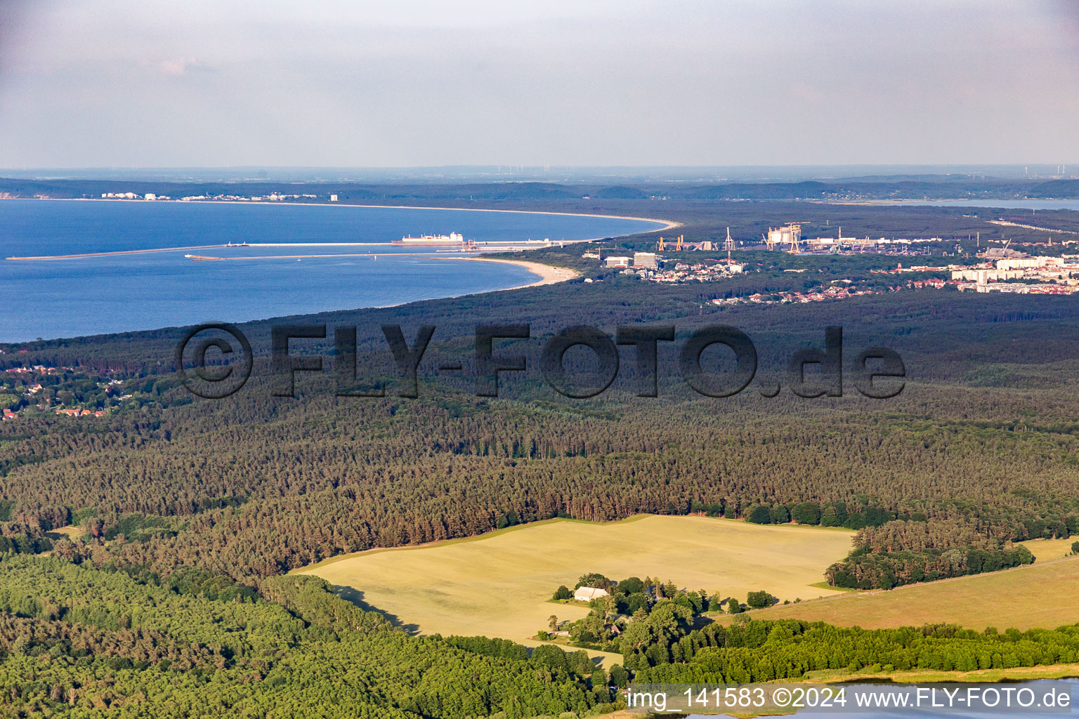 Vue aérienne de Port de Świnoujście depuis le sud-ouest à Świnoujście dans le département Poméranie occidentale, Pologne