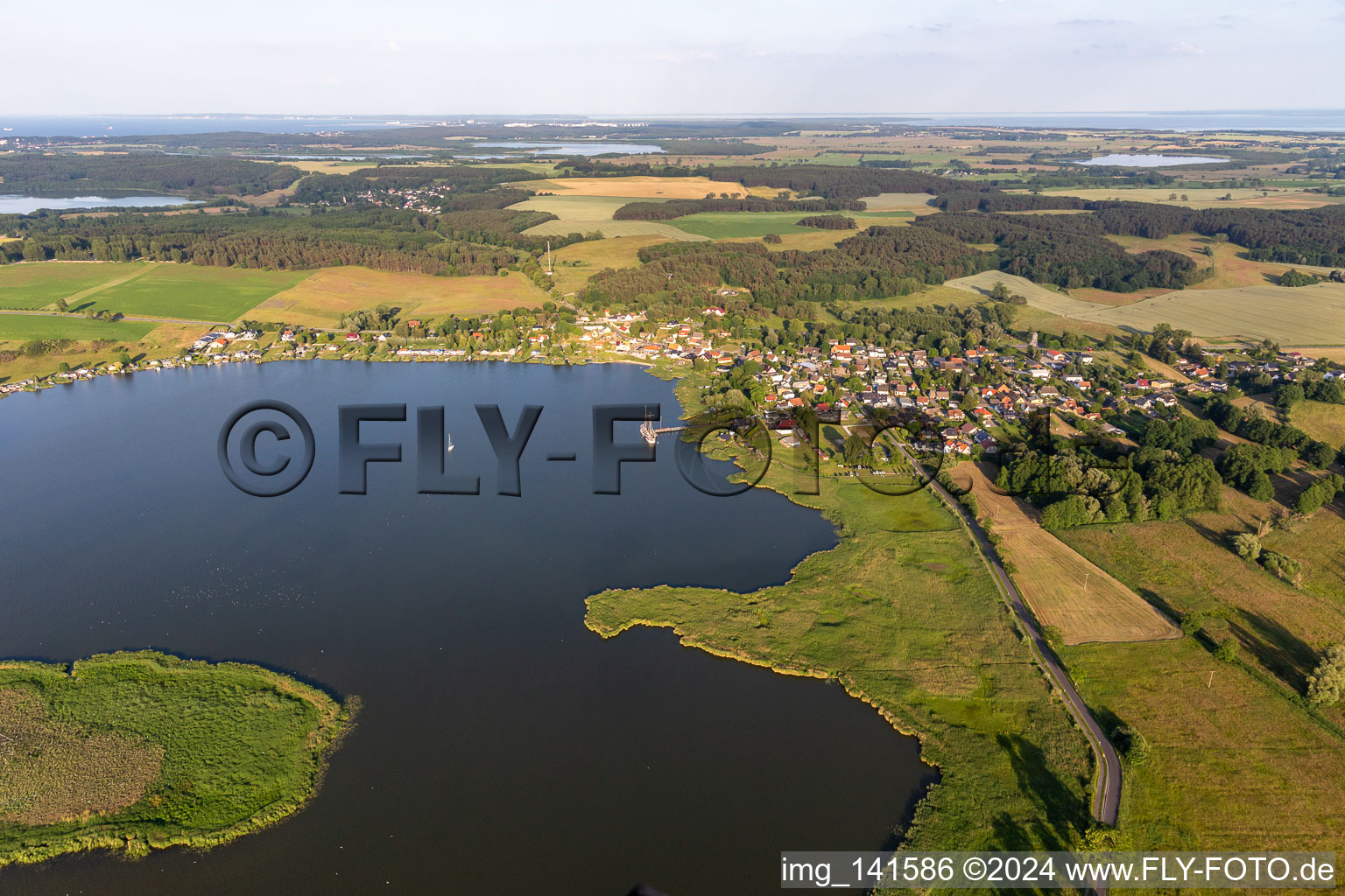 Vue aérienne de Village au bord du lac Balmer avec l'île Böhmke à Benz dans le département Mecklembourg-Poméranie occidentale, Allemagne