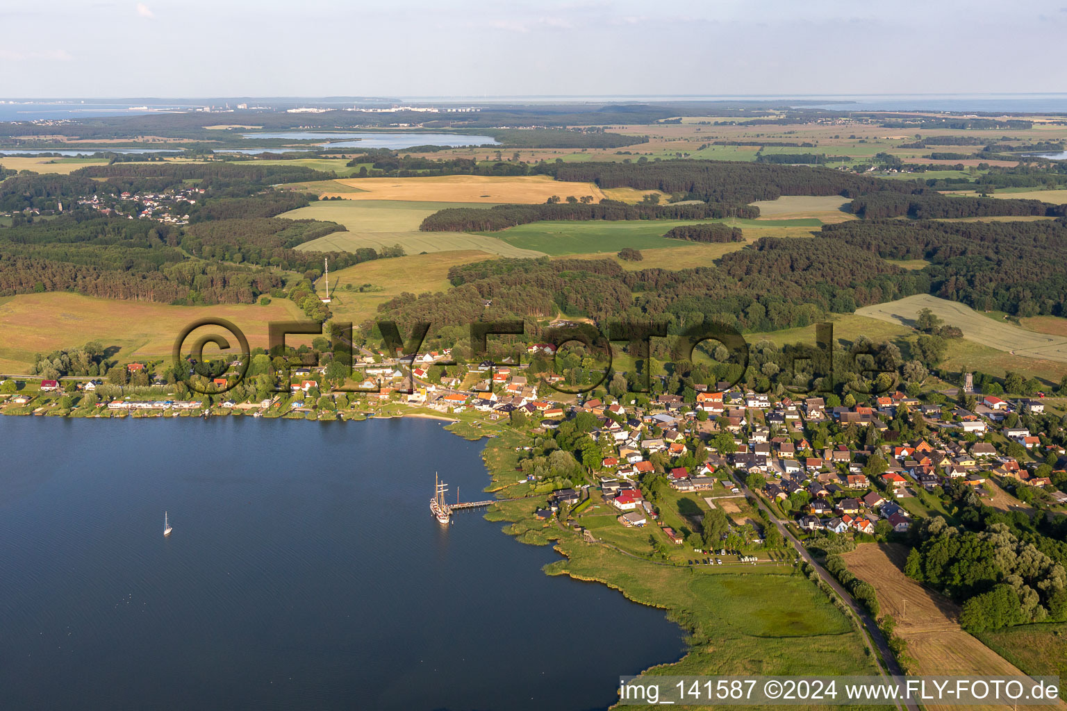 Vue aérienne de Deux-mâts à la jetée Neppermin à le quartier Neppermin in Benz dans le département Mecklembourg-Poméranie occidentale, Allemagne