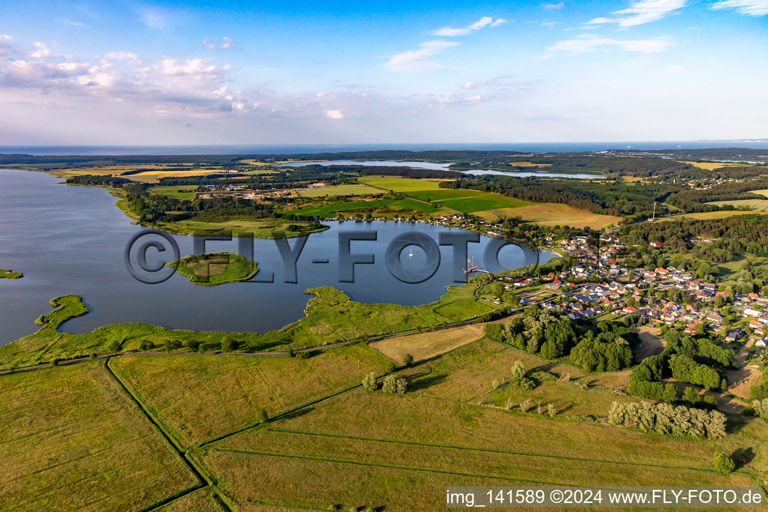 Vue aérienne de Lac Balmer avec l'île Böhmke à le quartier Neppermin in Benz dans le département Mecklembourg-Poméranie occidentale, Allemagne