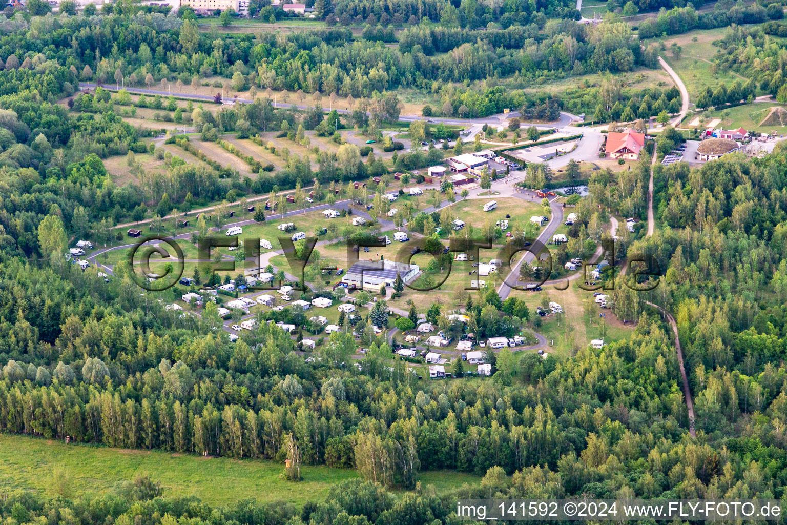 Vue aérienne de VoirCamping Zittau Mountains depuis le sud-ouest à Olbersdorf dans le département Saxe, Allemagne