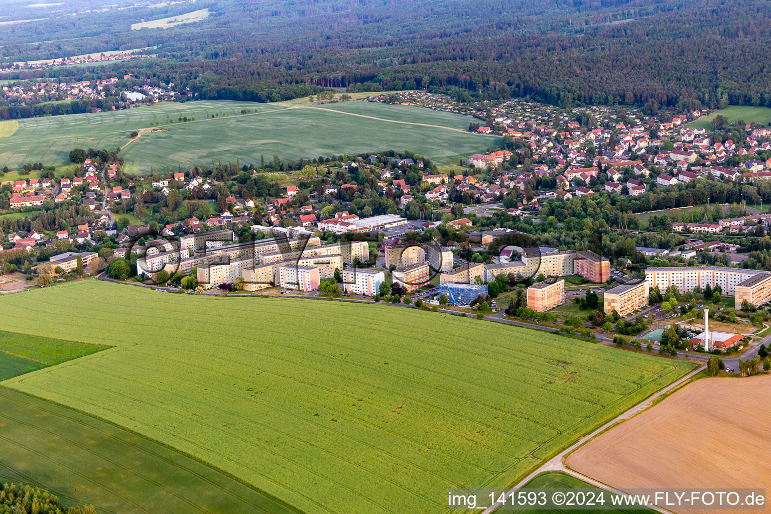 Vue aérienne de Lotissement préfabriqué Zum Grundbachtal à le quartier Das Städtel in Olbersdorf dans le département Saxe, Allemagne