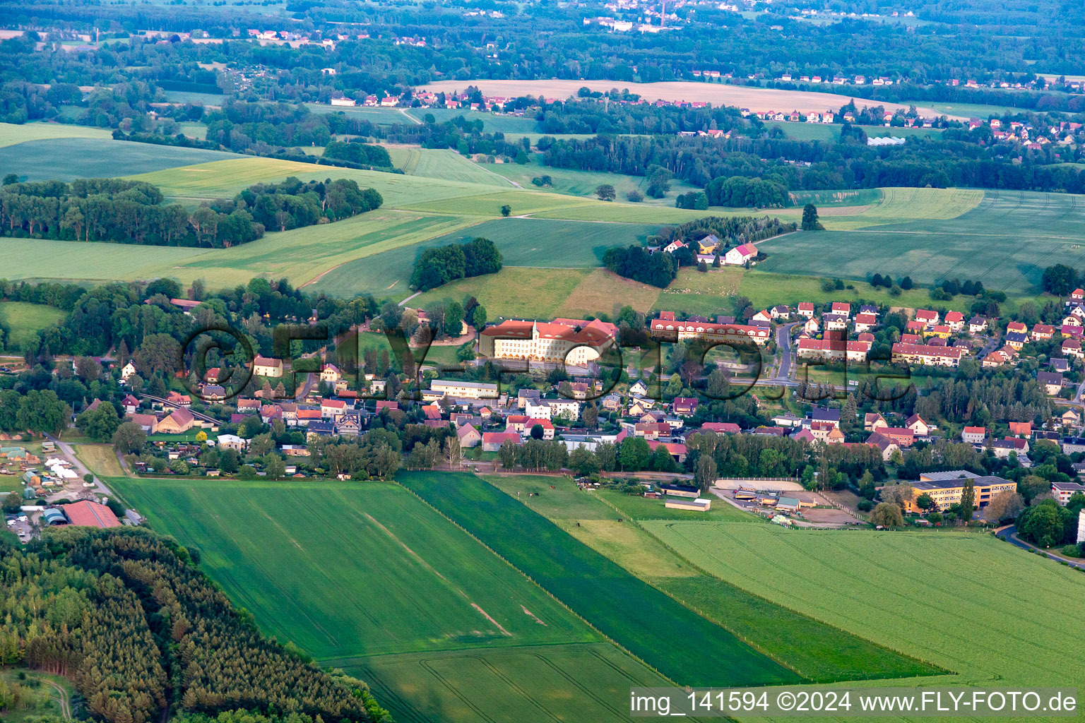 Vue aérienne de École Friedrich Fröbel Olbersdorf à Olbersdorf dans le département Saxe, Allemagne