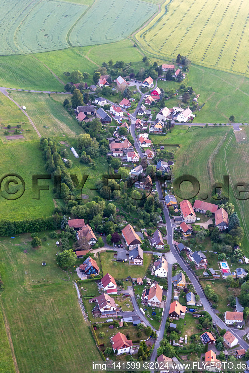 Vue aérienne de Si. Dorfstr à le quartier Bertsdorf in Bertsdorf-Hörnitz dans le département Saxe, Allemagne