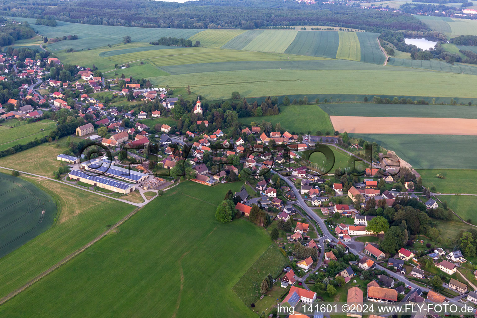 Vue aérienne de Rue Haupt à le quartier Bertsdorf in Bertsdorf-Hörnitz dans le département Saxe, Allemagne