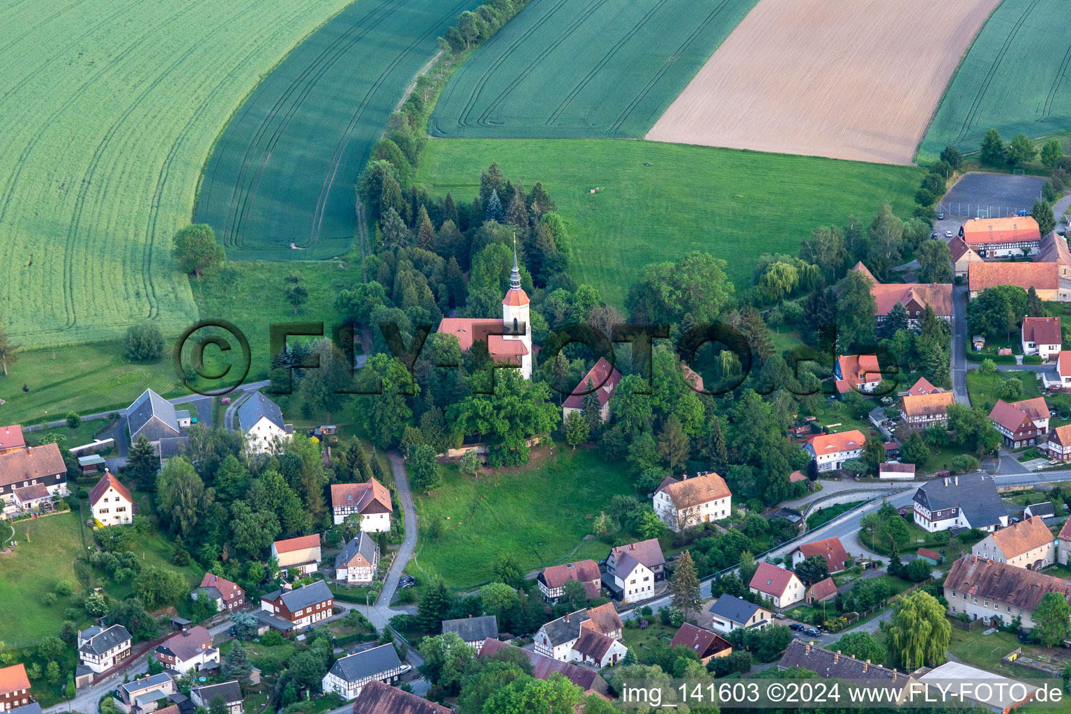 Vue aérienne de Église évangélique luthérienne à le quartier Bertsdorf in Bertsdorf-Hörnitz dans le département Saxe, Allemagne