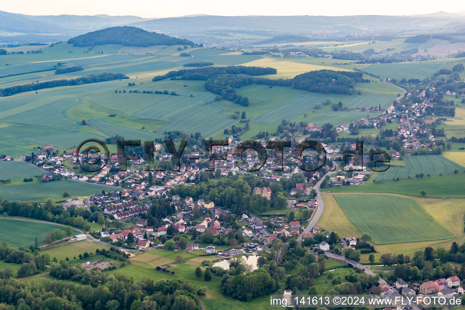 Vue aérienne de De l'est à le quartier Hörnitz in Bertsdorf-Hörnitz dans le département Saxe, Allemagne