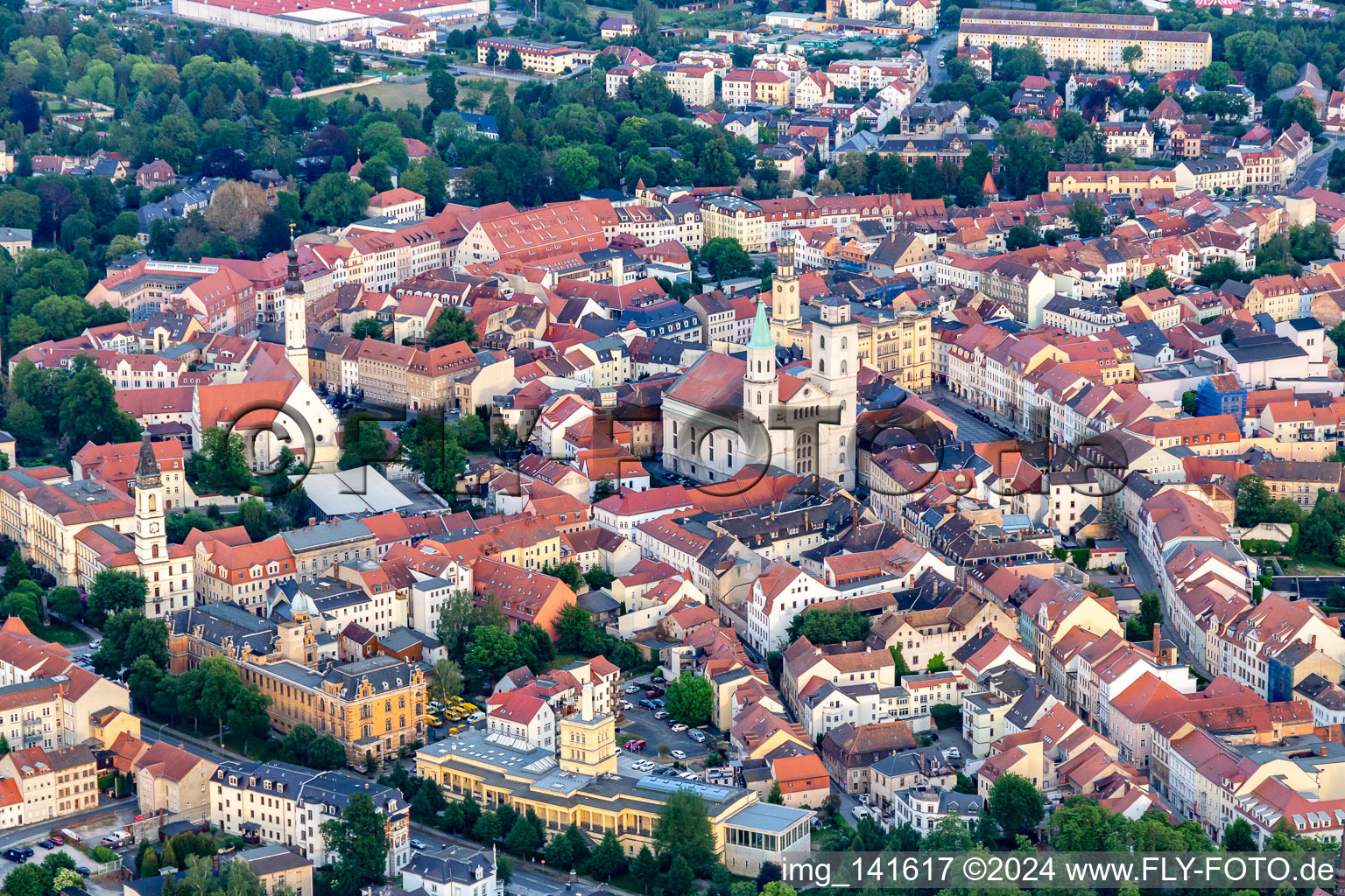 Vue aérienne de Vieille ville historique avec l'église Saint-Jean et le centre touristique Parc naturel des Monts Zittau sur le marché à Zittau dans le département Saxe, Allemagne