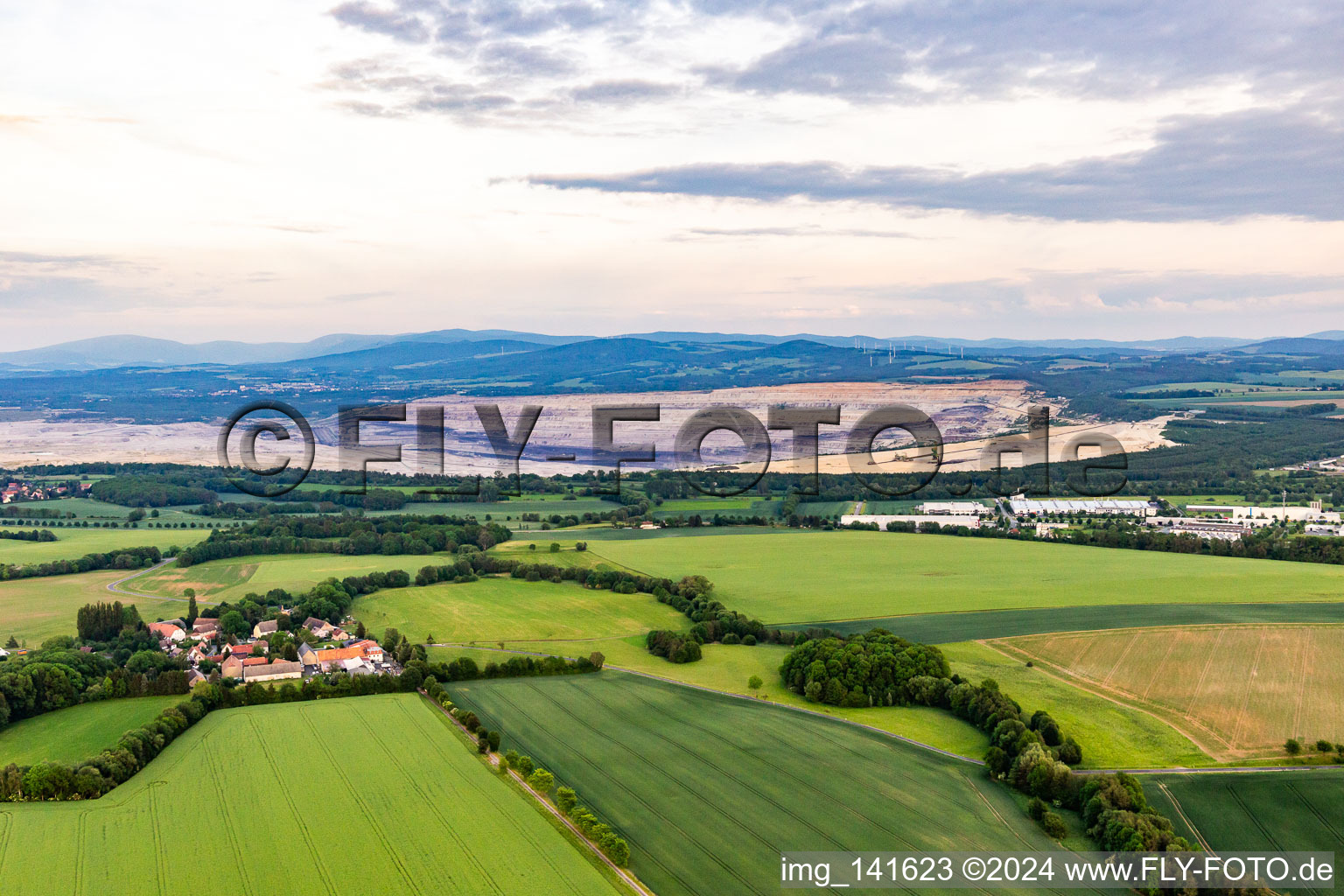 Vue aérienne de Mine de lignite polonaise à ciel ouvert de l'ouest à le quartier Drausendorf in Zittau dans le département Saxe, Allemagne