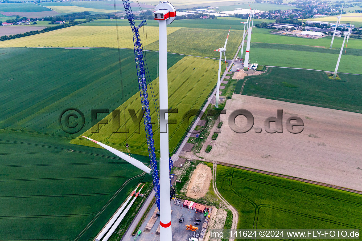 Vue aérienne de Chantier de construction d'une éolienne au parc éolien d'Oberseifersdorf d'Alterric Deutschland GmbH et d'Energiequelle GmbH à le quartier Eckartsberg in Mittelherwigsdorf dans le département Saxe, Allemagne