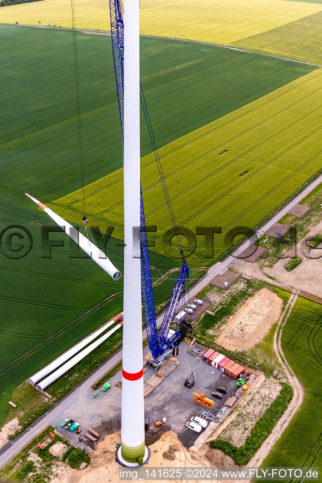 Vue aérienne de Chantier de construction d'une éolienne au parc éolien d'Oberseifersdorf d'Alterric Deutschland GmbH et d'Energiequelle GmbH à le quartier Eckartsberg in Mittelherwigsdorf dans le département Saxe, Allemagne