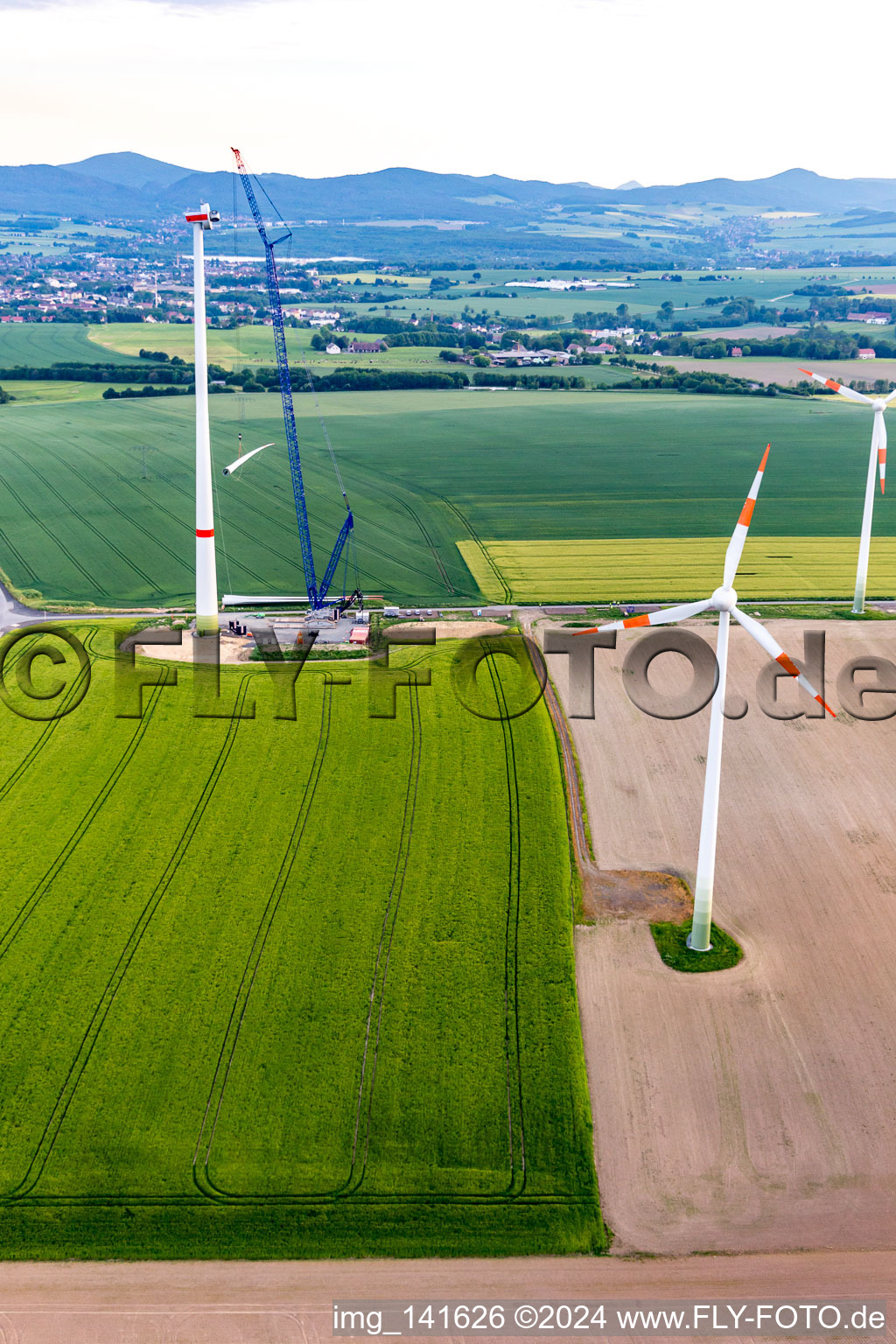 Photographie aérienne de Chantier de construction d'une éolienne au parc éolien d'Oberseifersdorf d'Alterric Deutschland GmbH et d'Energiequelle GmbH à le quartier Eckartsberg in Mittelherwigsdorf dans le département Saxe, Allemagne