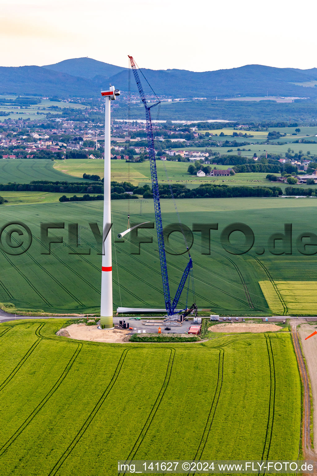 Vue oblique de Chantier de construction d'une éolienne au parc éolien d'Oberseifersdorf d'Alterric Deutschland GmbH et d'Energiequelle GmbH à le quartier Eckartsberg in Mittelherwigsdorf dans le département Saxe, Allemagne