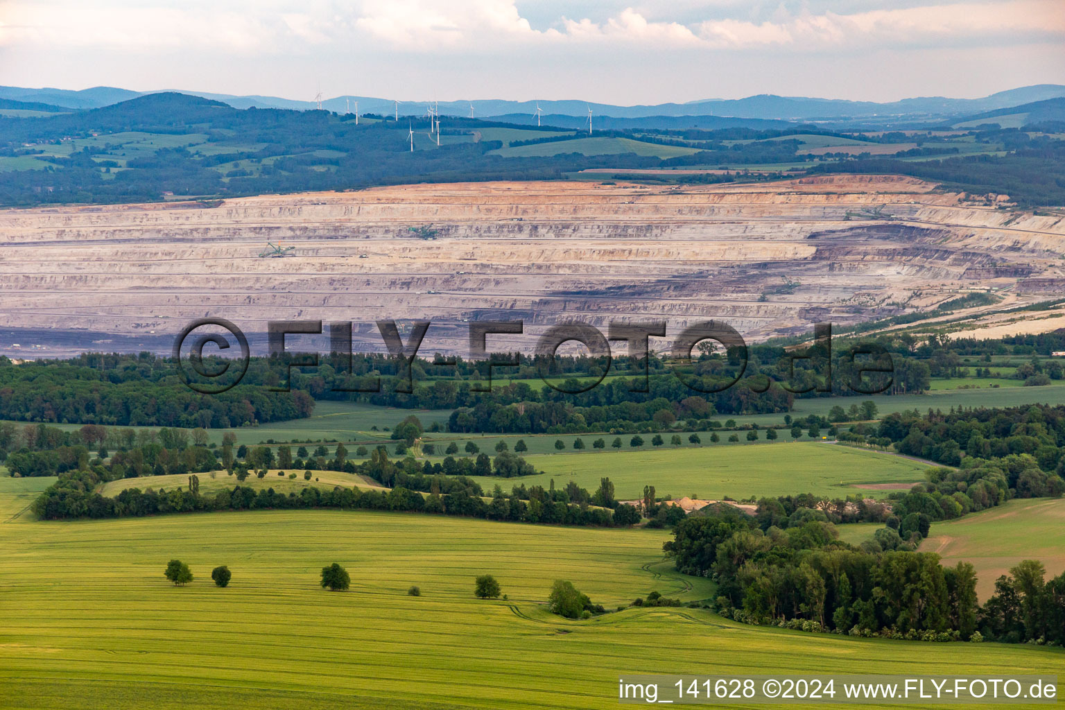 Vue aérienne de Mine de lignite polonaise à ciel ouvert du nord-ouest à le quartier Wittgendorf in Zittau dans le département Saxe, Allemagne