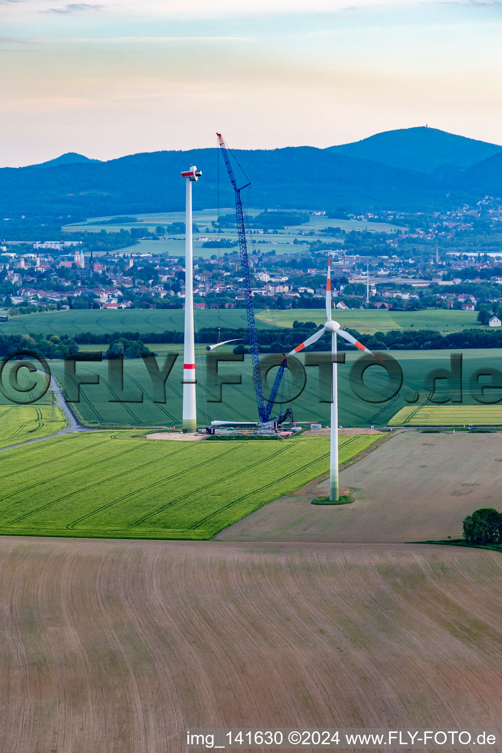 Chantier de construction d'une éolienne au parc éolien d'Oberseifersdorf d'Alterric Deutschland GmbH et d'Energiequelle GmbH à le quartier Eckartsberg in Mittelherwigsdorf dans le département Saxe, Allemagne d'en haut