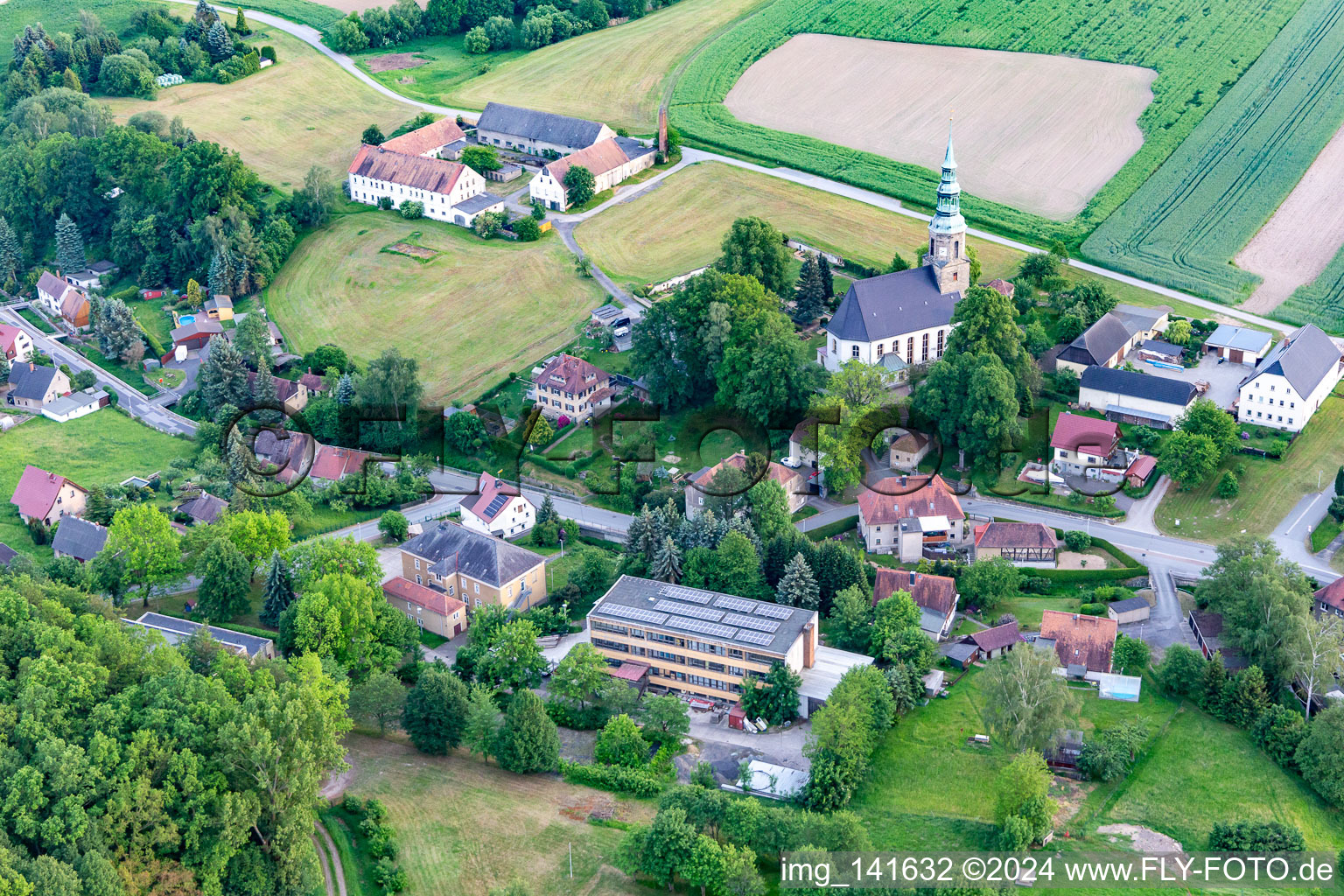 Vue aérienne de Église Wittgendorf à le quartier Wittgendorf in Zittau dans le département Saxe, Allemagne