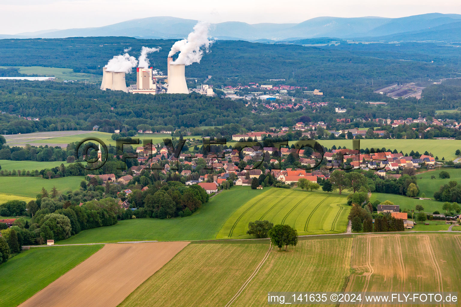 Vue aérienne de De l'ouest en arrière-plan se trouve la mine de lignite à ciel ouvert polonaise et la centrale électrique de Turów à le quartier Dittelsdorf in Zittau dans le département Saxe, Allemagne