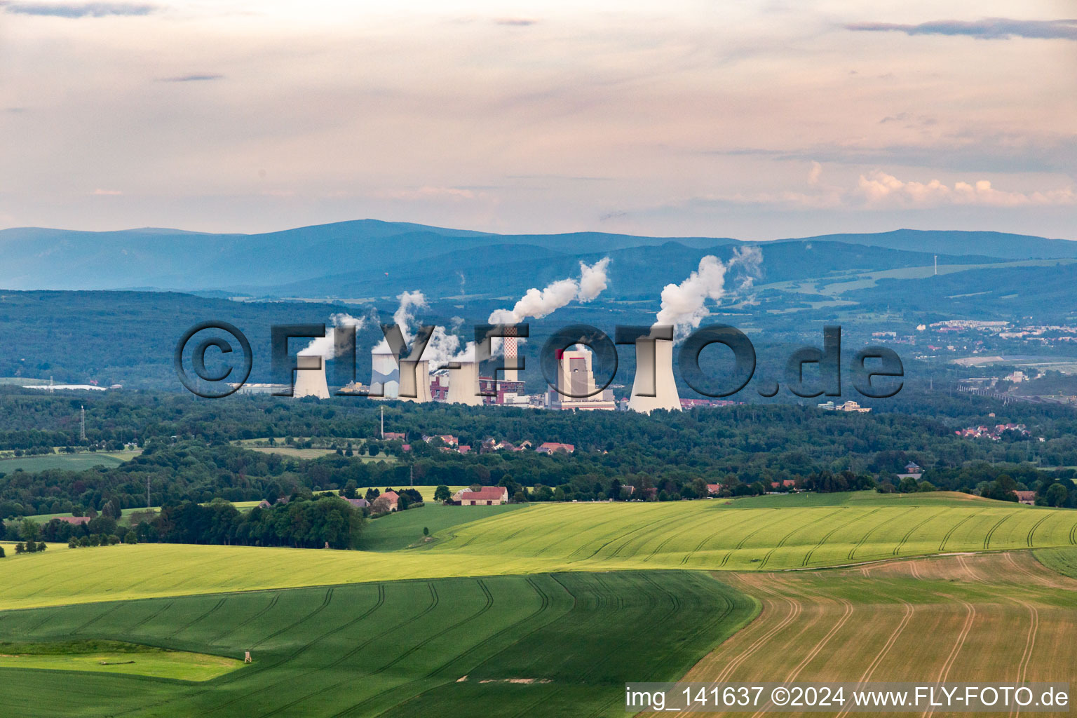 Vue aérienne de Du nord-ouest en arrière-plan se trouve la mine de lignite à ciel ouvert polonaise et la centrale électrique de Turów à le quartier Dittelsdorf in Zittau dans le département Saxe, Allemagne