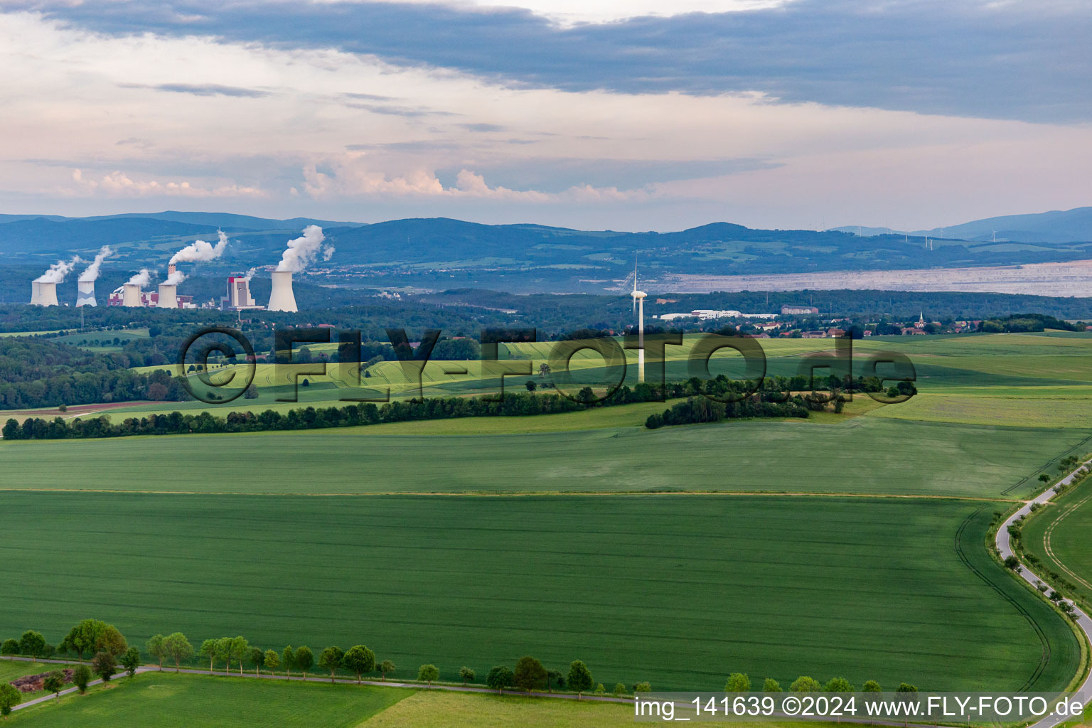 Vue aérienne de Éolienne devant la mine de lignite et la centrale électrique polonaise de Turów à le quartier Schlegel in Zittau dans le département Saxe, Allemagne