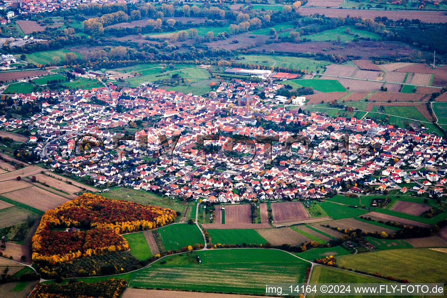 Vue aérienne de Vue des rues et des maisons des quartiers résidentiels à le quartier Weiher in Ubstadt-Weiher dans le département Bade-Wurtemberg, Allemagne