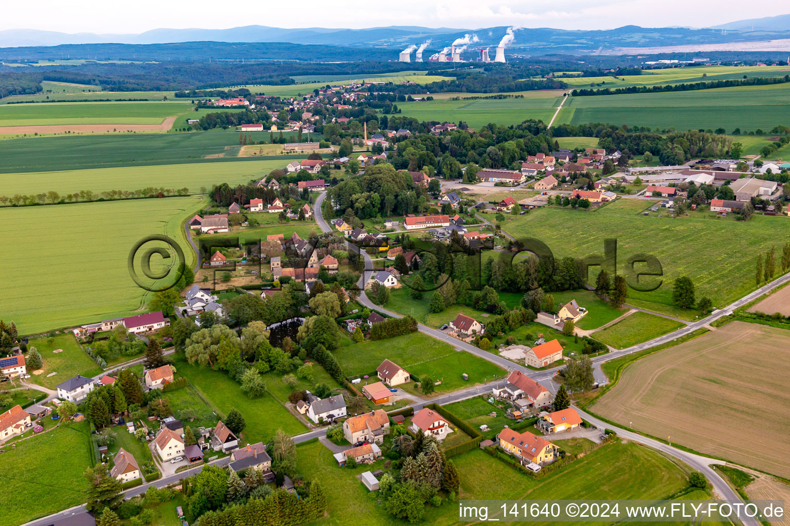 Vue aérienne de Du nord en arrière-plan se trouve la mine de lignite à ciel ouvert polonaise et la centrale électrique de Turów à le quartier Burkersdorf in Zittau dans le département Saxe, Allemagne