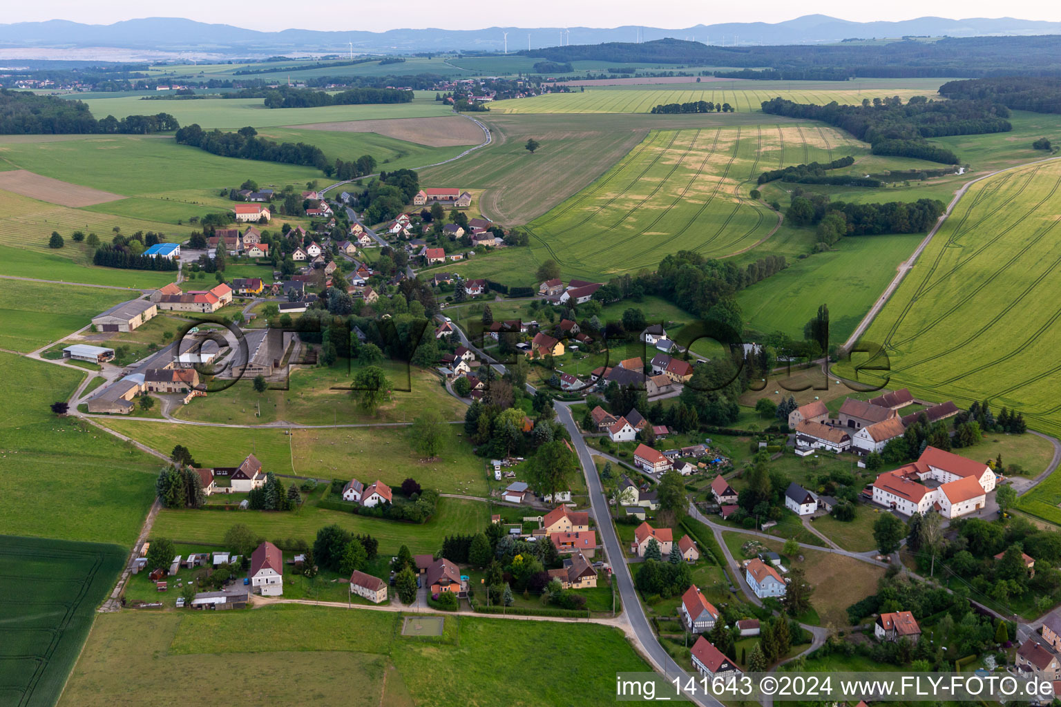 Vue aérienne de Rue du village depuis le nord à le quartier Dittersbach in Bernstadt a. d. Eigen dans le département Saxe, Allemagne